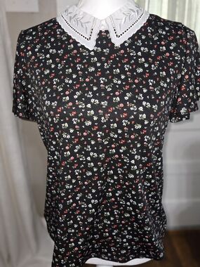 Women's Black Floral Short-Sleeve Top with White Collar